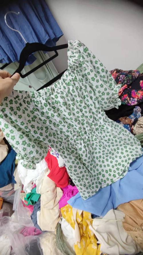 柳州城中夏季服裝貨源攻略 工廠尾貨與韓版女士上衣批發指南